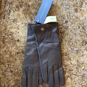 Woman’s gloves size small. Gray color.